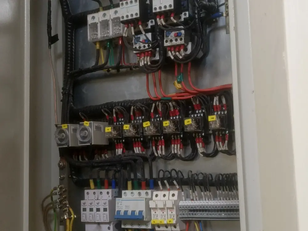 Contactors and circuit protection in a control panel